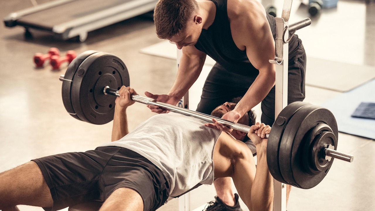 Person performing the benchpress exercise
